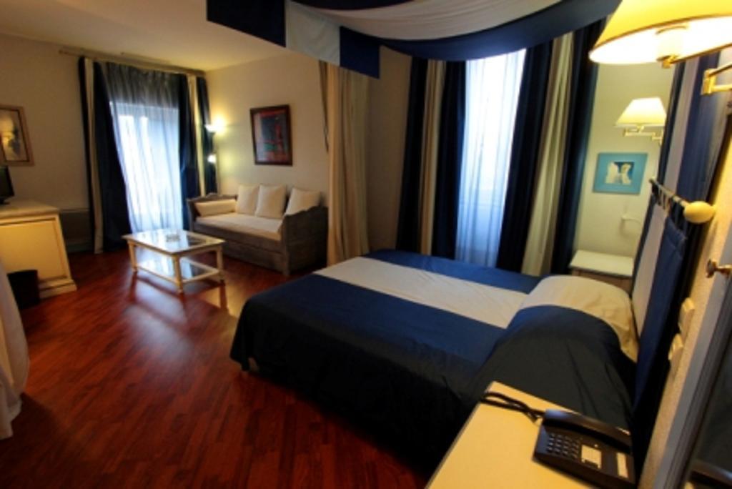 Hotel Moderne Et Pigeon Limoux Habitación foto
